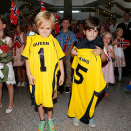 The children brought very special football shirts for The King and Queen. Photo: Lise Åserud, NTB scanpix
